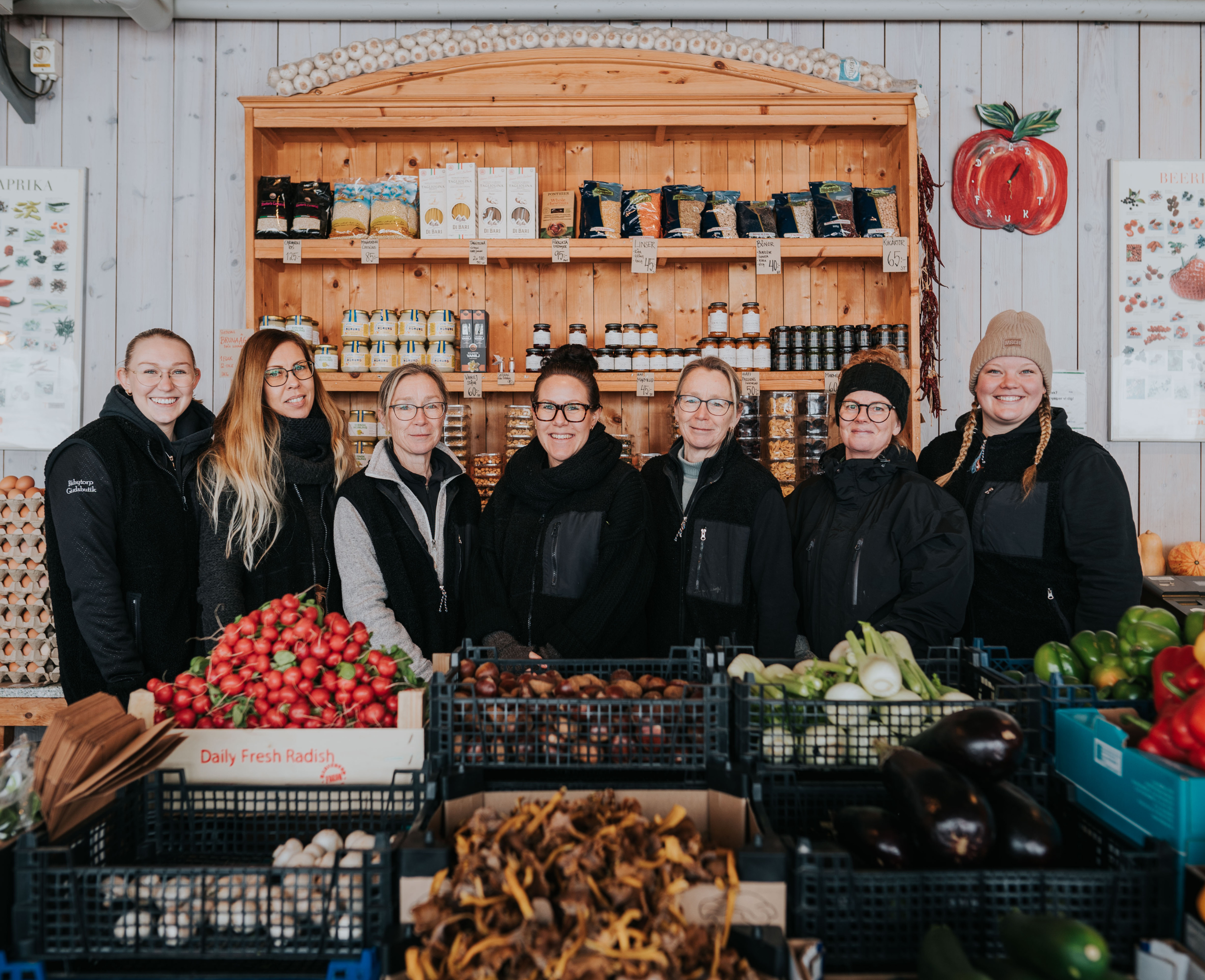 Gruppbild på personalen som jobbar på Råbytorp Gårdsbutik