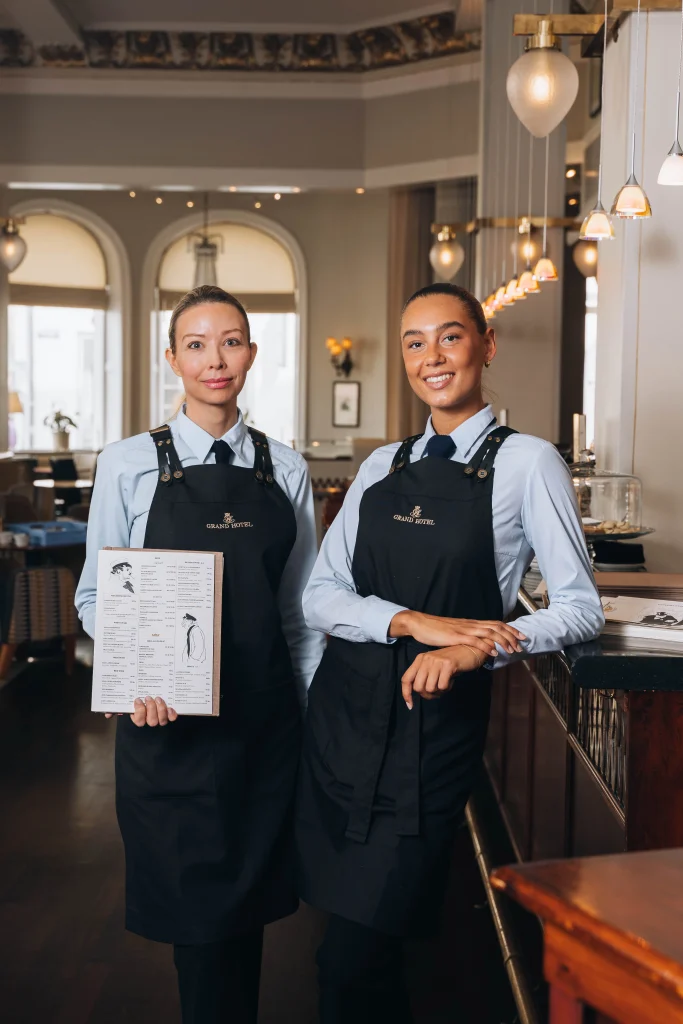 Nytt samarbete med Grand Hotel i Lund 2 Bild på två tjejer som jobbar på Grand Hotel i Lund